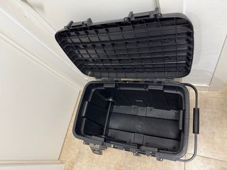 Baúl de herramientas negro con ruedas