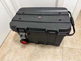 Baúl de herramientas negro con ruedas