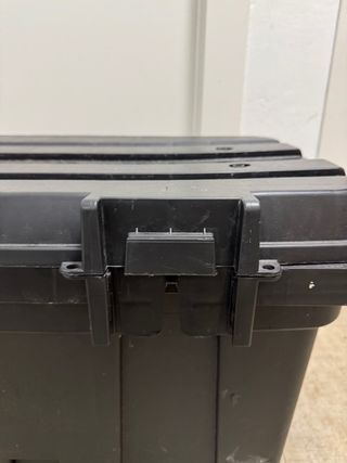 Baúl de herramientas negro con ruedas