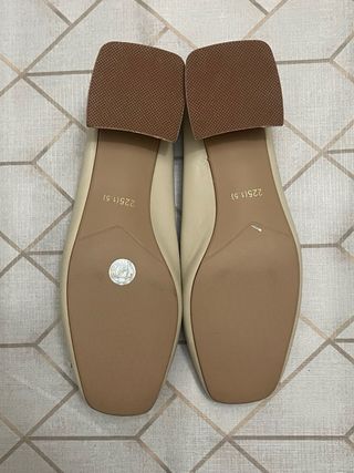 Zapatos beige con lazo