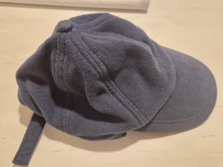 Gorra azul de forro polar con orejeras. Talla M-L