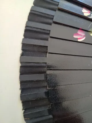 Abanico negro con flores rosas pintadas