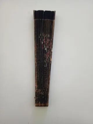 Abanico negro con flores rosas pintadas