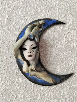 Figura de Luna con Rostro