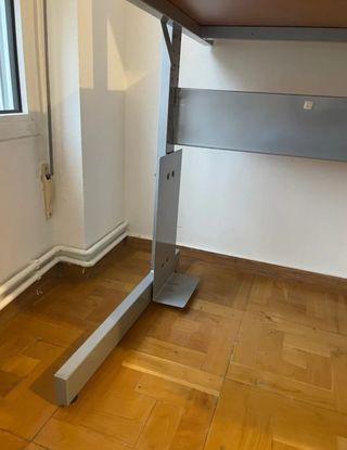 Mesa de escritorio IKEA JERKER con estantería