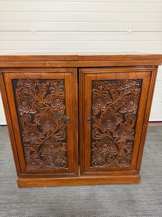 Mueble bar madera antiguo 2 puertas tallado