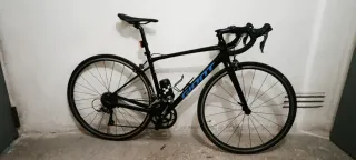 Bicicleta de carretera Giant negra.