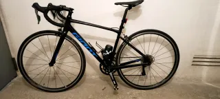 Bicicleta de carretera Giant negra.