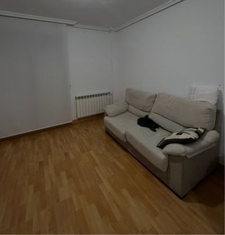 Sofá de 2 plazas en tela beige