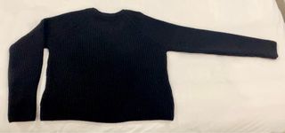 Jersey negro con pájaro y flores bordadas