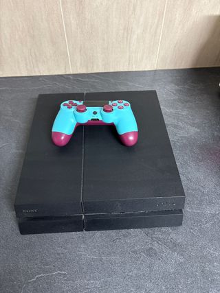 PS4 (PlayStation 4) con mando y GTA 5