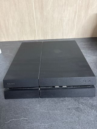 PS4 (PlayStation 4) con mando y GTA 5