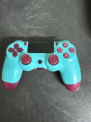 PS4 (PlayStation 4) con mando y GTA 5