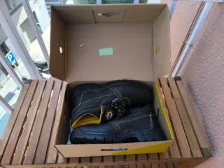 Botas de seguridad totalmente nuevas