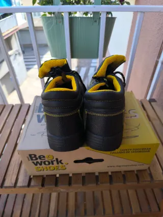 Botas de seguridad totalmente nuevas