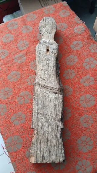 Antigua figura Cristo romanico.