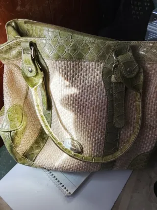 Bolso de mano beige y verde