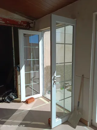 Puerta balconera blanca aluminio abatible