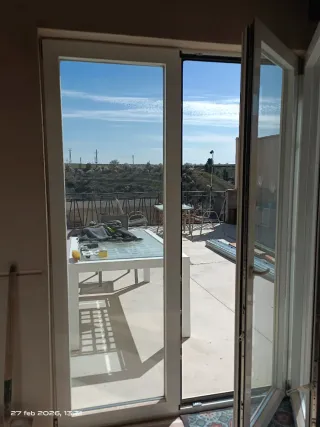 Puerta balconera blanca aluminio abatible