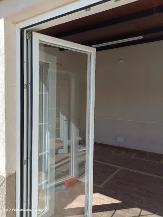 Puerta balconera blanca aluminio abatible