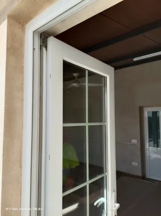Puerta balconera blanca aluminio abatible