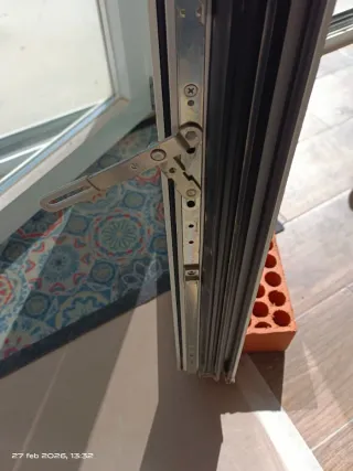 Puerta balconera blanca aluminio abatible