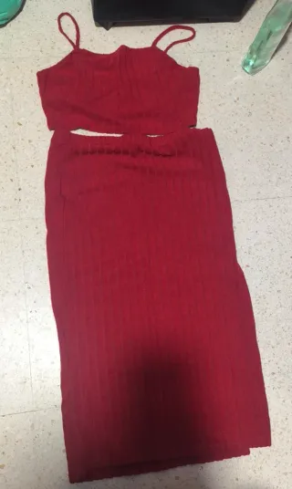 Conjunto top y falda roja terciopelo