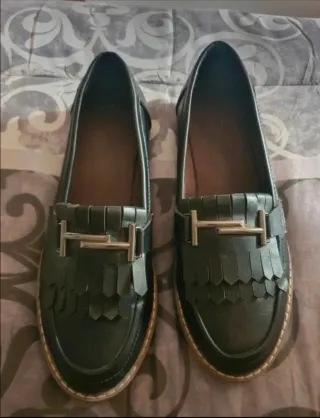 Zapatos negros de mujer con detalle metálico