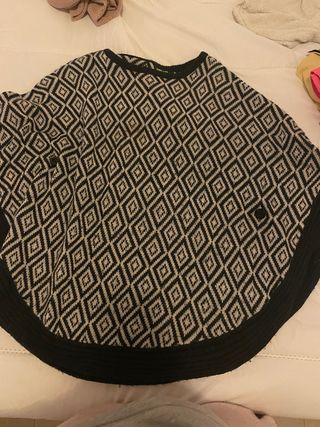 Capa tejida rombos blanco y negro