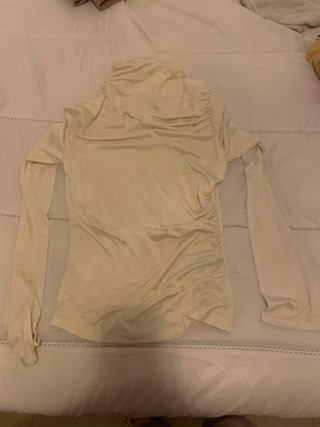 Camiseta cuello alto drapeado beige