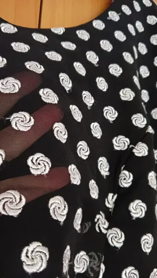 Vestido negro con lunares blancos