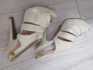 Zapatos Prada Beige y Dorados