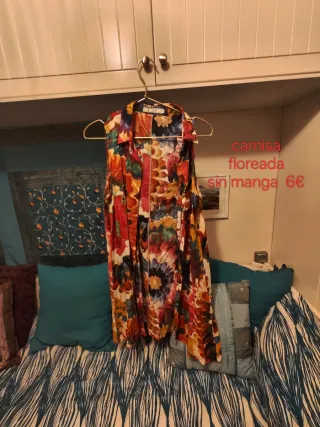 Camisa floreada sin manga