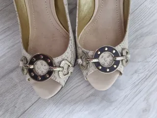 Zapatos Beige y Plateados con Adorno