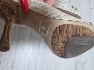 Zapatos Beige y Plateados con Adorno