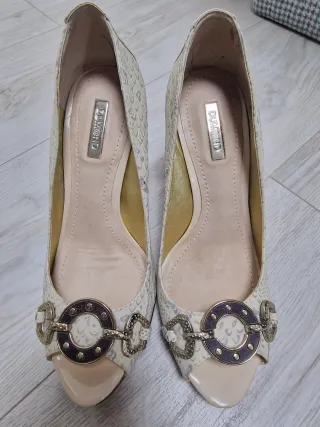 Zapatos Beige y Plateados con Adorno