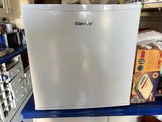 Nevera pequeña blanca