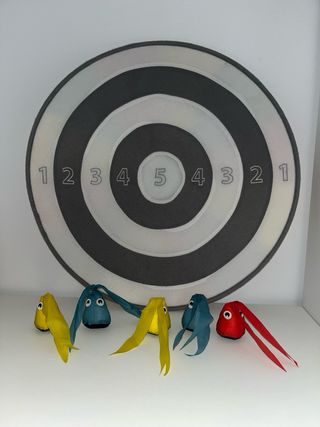 Diana de juguete con dardos