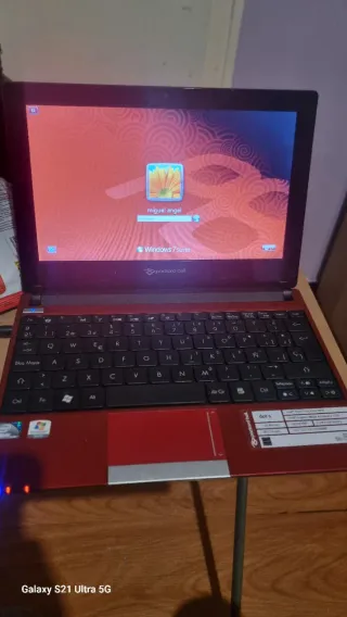 Mini ordenador portátil Packard Bell en color rojo