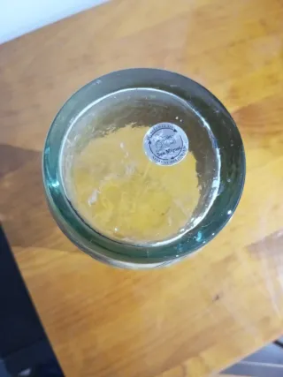 Jarrón de cristal con base de mimbre