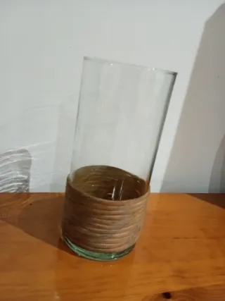 Jarrón de cristal con base de mimbre