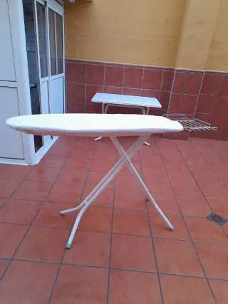 Tabla de planchar plegable blanca