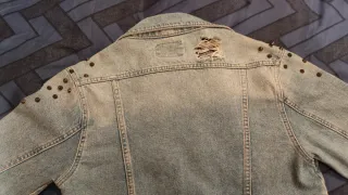 Cazadora vaquera tachuelas T.S