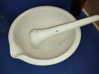 Mortero y mano de porcelana antiguo de laboratorio