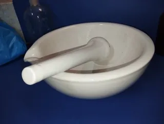 Mortero y mano de porcelana antiguo de laboratorio