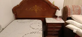 Cabezal y mesita de noche de madera