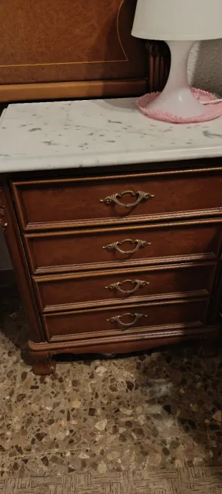 Cabezal y mesita de noche de madera