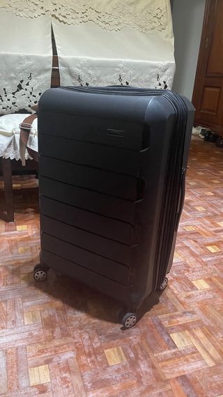 Maleta negra con ruedas Largo: 58cm  Ancho: 40cm