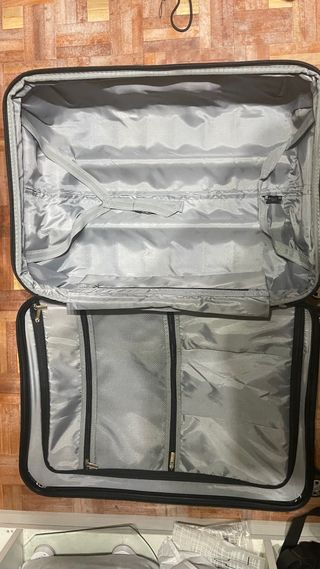 Maleta negra con ruedas Largo: 58cm  Ancho: 40cm