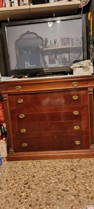 Cómoda de madera con tapa de mármol